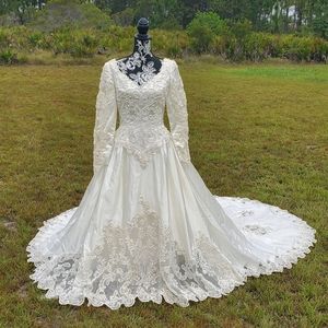 Ted Lapidus Beautful Vintage Style Victorian Beaded/Lace Wedding Dress